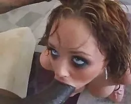 Katie koxl på stor svart kuk för cumshot i hennes mun