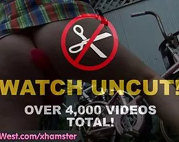 Flickor out West - Kåt cyklist leksaker hennes håriga fitta