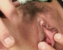 Sexig brunett babe får två Kukar i hennes mun och fitta