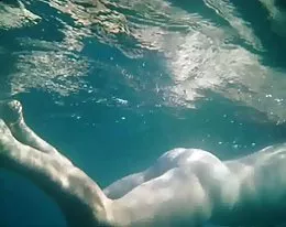 Naked Nude tyska milf med små Bröst älskar att visa pussy