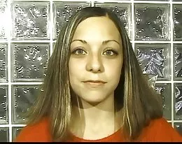 Brunett klättrar på sängen och sprider hennes ben