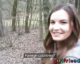 Flickvänner lesbiska kyss och äta hårig fitta i skogen