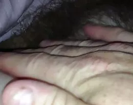 Frun hårig Buske under lakan.