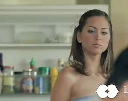 passionerade par på soffan